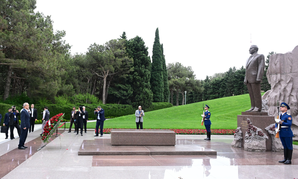 Iranian President pays tribute to National Leader Heydar Aliyev at Alley of Honor (PHOTO)