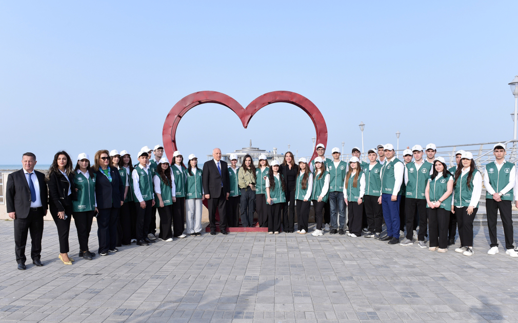 Vice-President of Heydar Aliyev Foundation Leyla Aliyeva and Arzu Aliyeva take part in tree-planting campaign in Sumgayit (PHOTO)