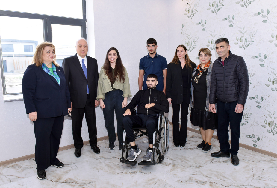 Vice-President of Heydar Aliyev Foundation Leyla Aliyeva and Arzu Aliyeva take part in tree-planting campaign in Sumgayit (PHOTO)