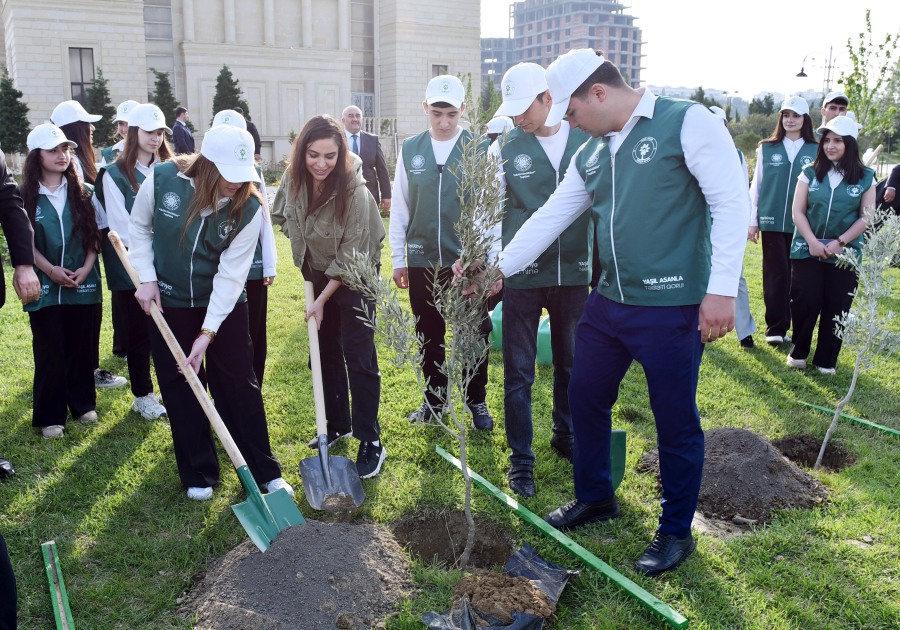 Vice-President of Heydar Aliyev Foundation Leyla Aliyeva and Arzu Aliyeva take part in tree-planting campaign in Sumgayit (PHOTO)