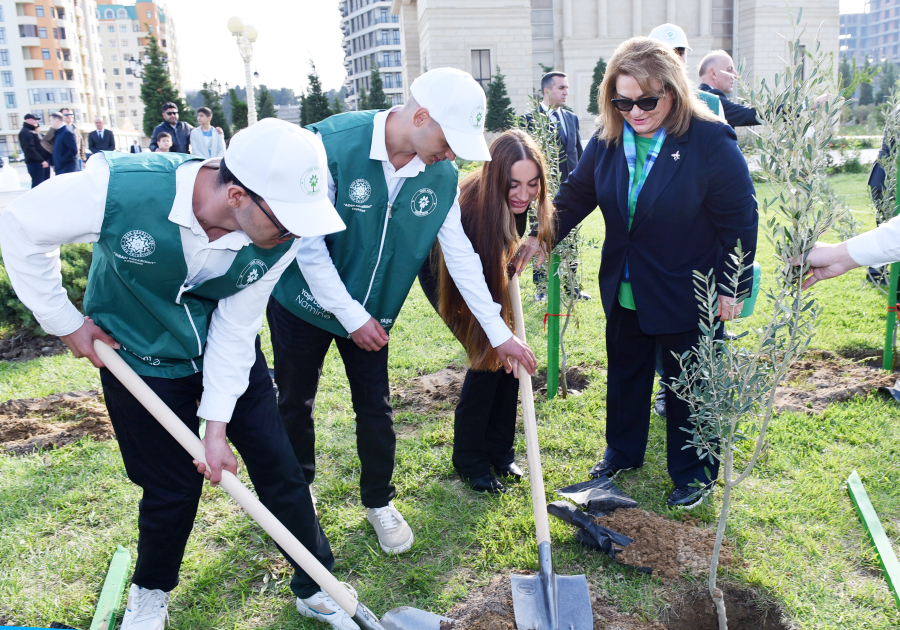 Vice-President of Heydar Aliyev Foundation Leyla Aliyeva and Arzu Aliyeva take part in tree-planting campaign in Sumgayit (PHOTO)