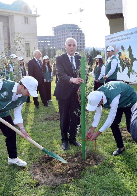 Vice-President of Heydar Aliyev Foundation Leyla Aliyeva and Arzu Aliyeva take part in tree-planting campaign in Sumgayit (PHOTO)
