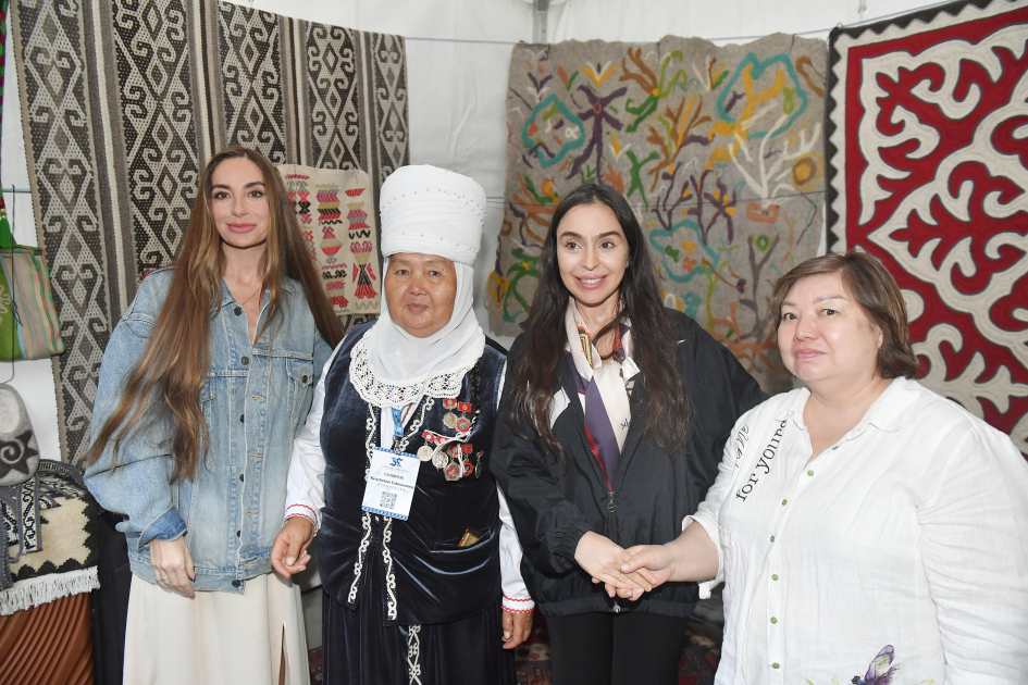Heydar Aliyev Foundation VP Leyla Aliyeva and Head of Baku Media Center Arzu Aliyeva visit International Carpet Festival (PHOTO)