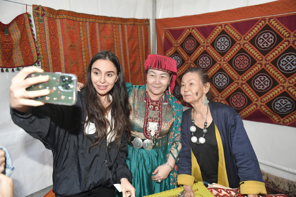 Heydar Aliyev Foundation VP Leyla Aliyeva and Head of Baku Media Center Arzu Aliyeva visit International Carpet Festival (PHOTO)