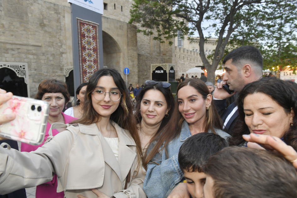 Heydar Aliyev Foundation VP Leyla Aliyeva and Head of Baku Media Center Arzu Aliyeva visit International Carpet Festival (PHOTO)