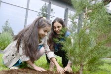 Heydar Aliyev Foundation VP Leyla Aliyeva and Head of Baku Media Center Arzu Aliyeva visit inclusive center to support creativity of vulnerable groups (PHOTO)