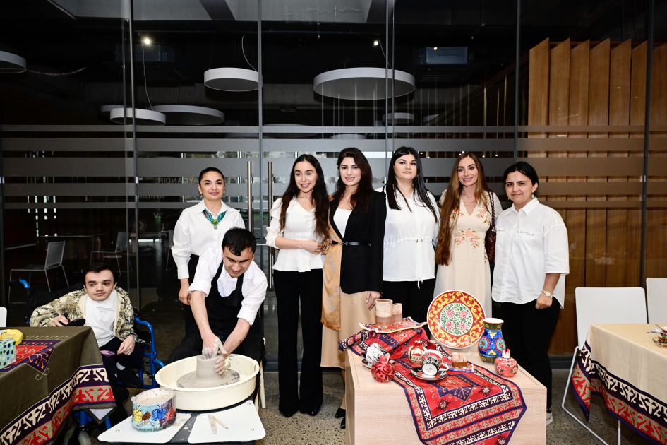 Heydar Aliyev Foundation VP Leyla Aliyeva and Head of Baku Media Center Arzu Aliyeva visit inclusive center to support creativity of vulnerable groups (PHOTO)