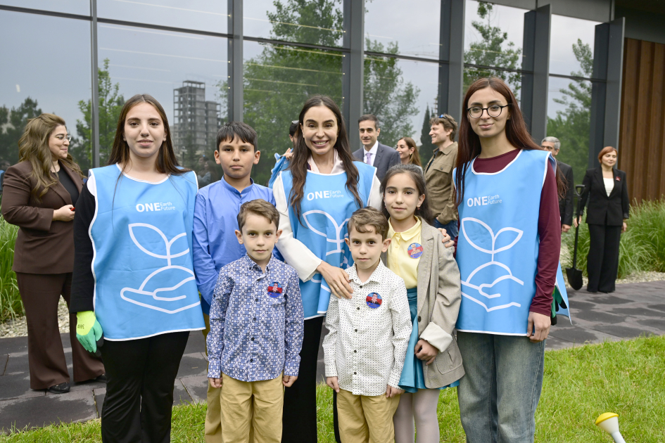 Heydar Aliyev Foundation VP Leyla Aliyeva and Head of Baku Media Center Arzu Aliyeva visit inclusive center to support creativity of vulnerable groups (PHOTO)