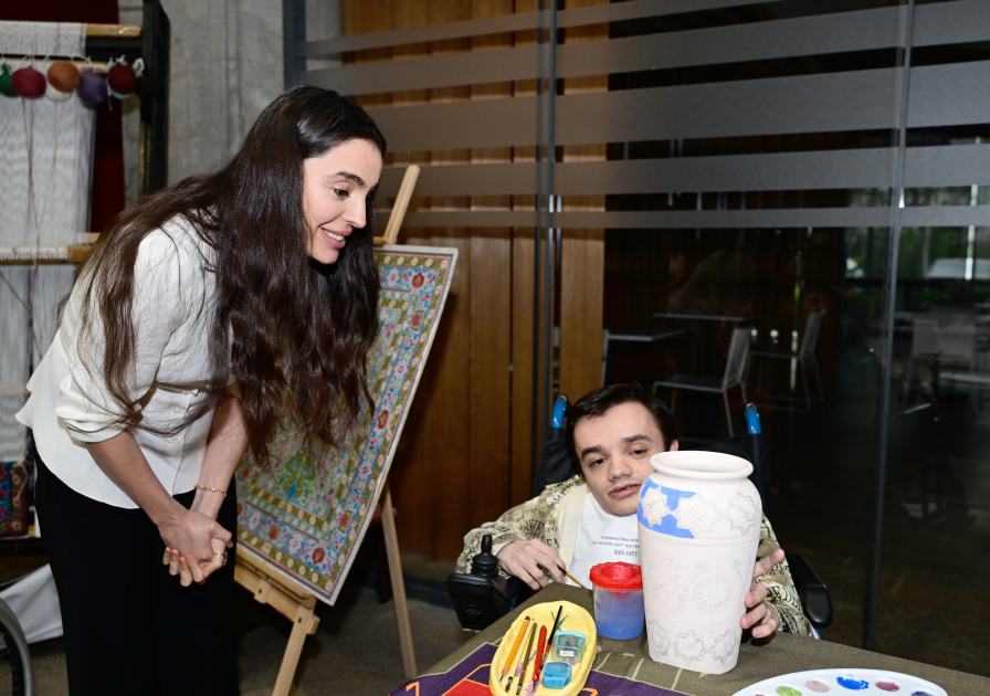 Heydar Aliyev Foundation VP Leyla Aliyeva and Head of Baku Media Center Arzu Aliyeva visit inclusive center to support creativity of vulnerable groups (PHOTO)