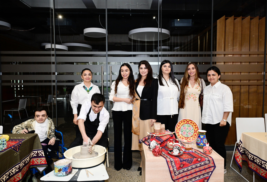 Heydar Aliyev Foundation VP Leyla Aliyeva and Head of Baku Media Center Arzu Aliyeva visit inclusive center to support creativity of vulnerable groups (PHOTO)