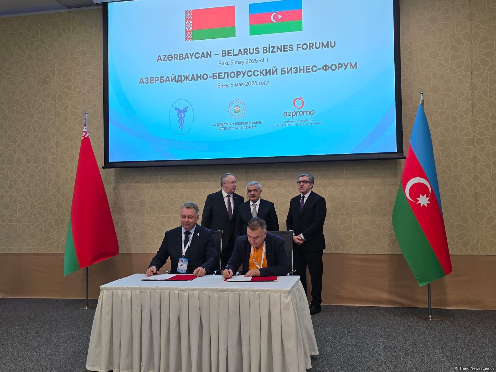 Azerbaijani, Belarusian businessmen tie knot on slew of cooperation deals (PHOTO)