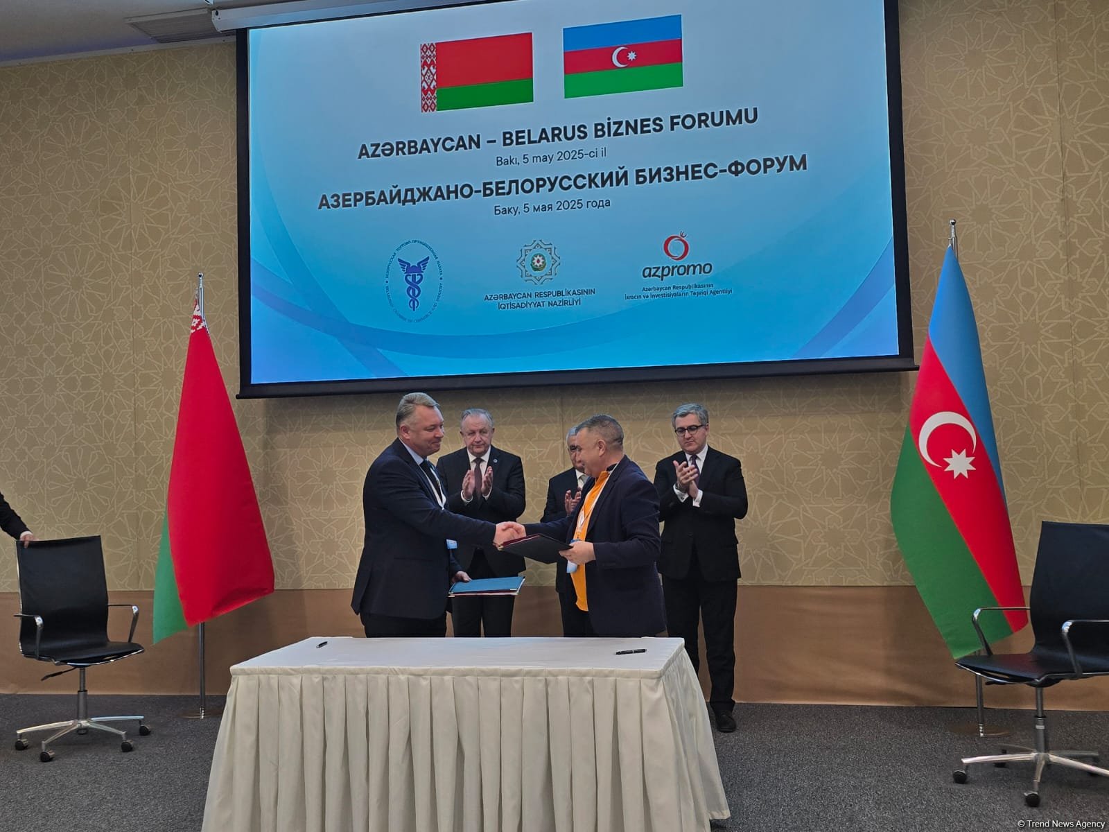 Azerbaijani, Belarusian businessmen tie knot on slew of cooperation deals (PHOTO)