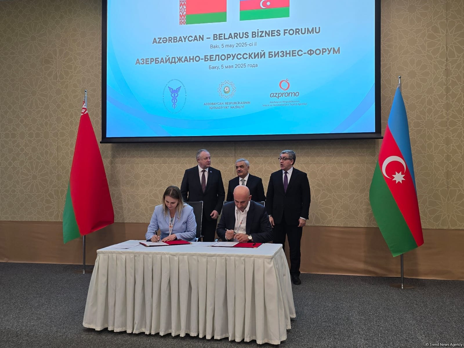 Azerbaijani, Belarusian businessmen tie knot on slew of cooperation deals (PHOTO)