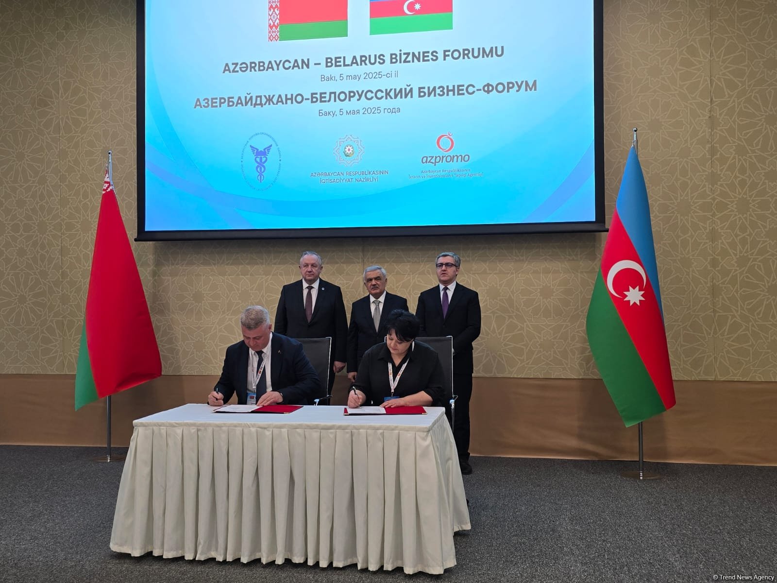 Azerbaijani, Belarusian businessmen tie knot on slew of cooperation deals (PHOTO)