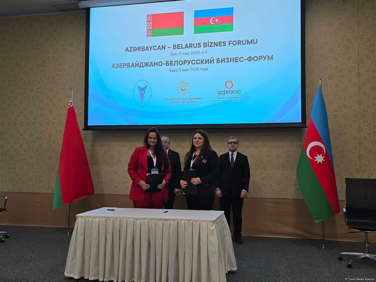 Azerbaijani, Belarusian businessmen tie knot on slew of cooperation deals (PHOTO)