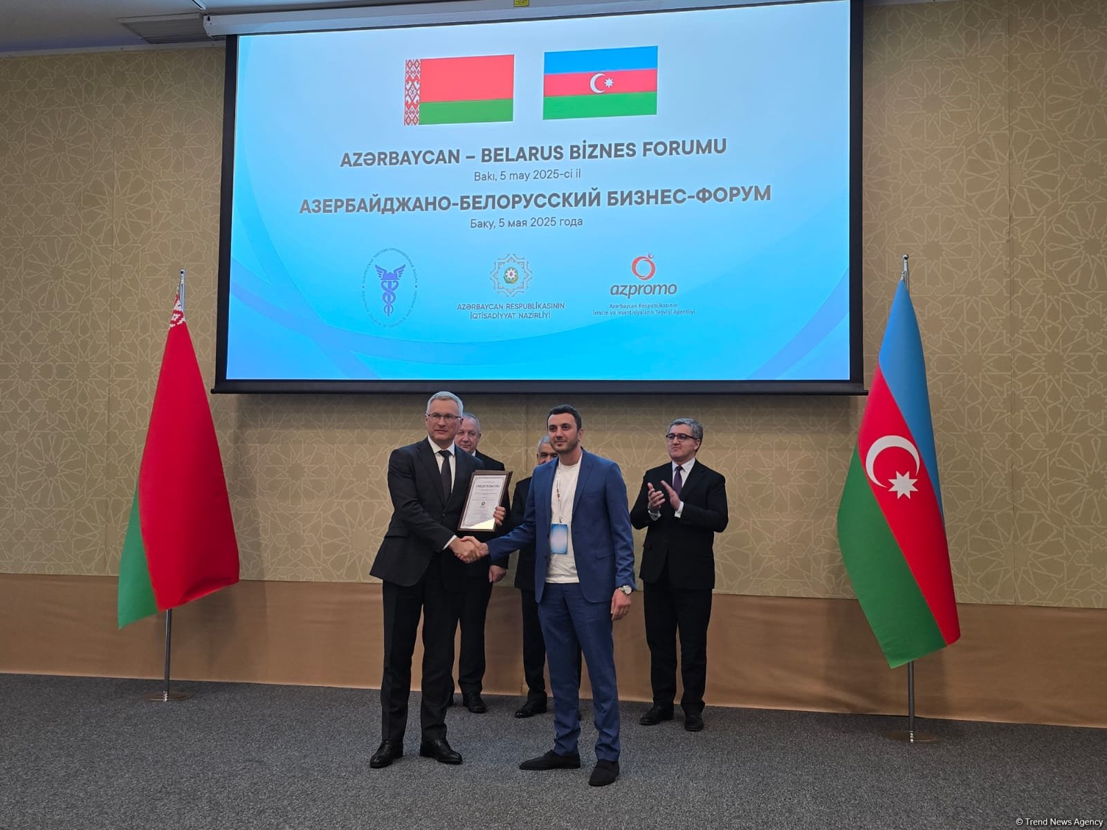 Azerbaijani, Belarusian businessmen tie knot on slew of cooperation deals (PHOTO)