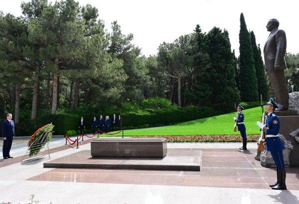 Belarusian PM visits Alley of Honor in Azerbaijan's Baku (PHOTO)