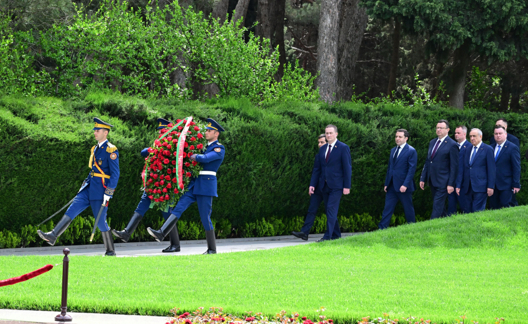 Belarusian PM visits Alley of Honor in Azerbaijan's Baku (PHOTO)