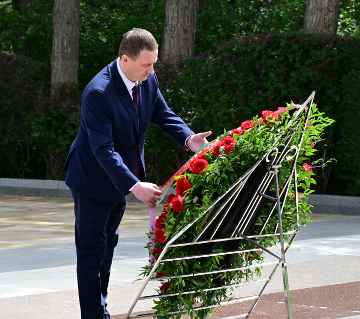 Belarusian PM visits Alley of Honor in Azerbaijan's Baku (PHOTO)