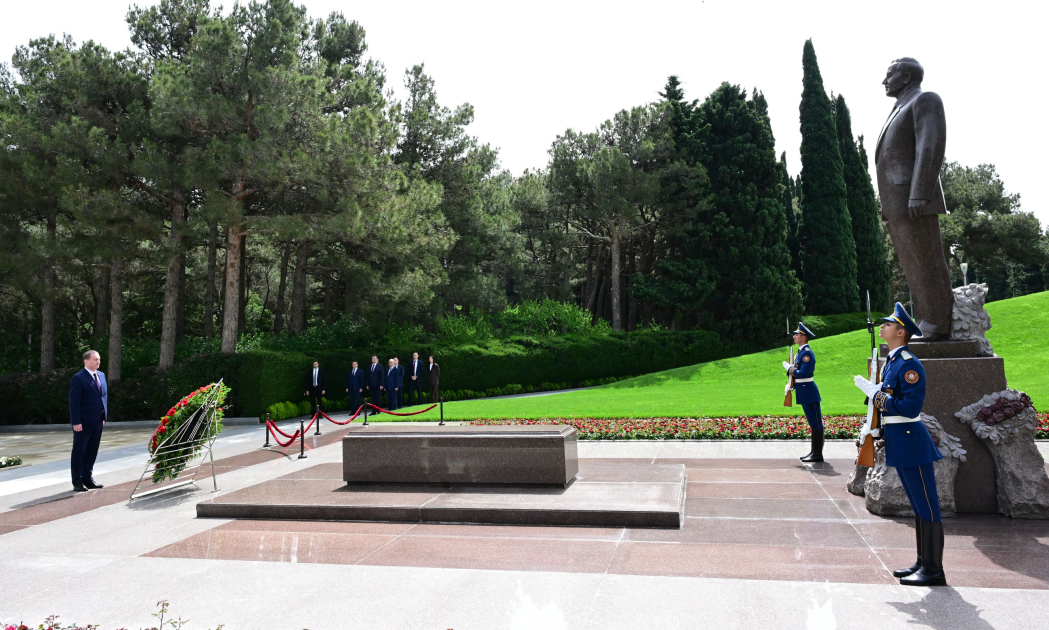 Belarusian PM visits Alley of Honor in Azerbaijan's Baku (PHOTO)