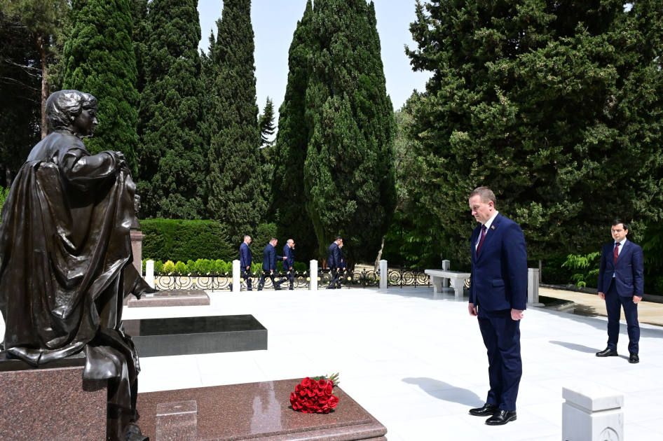 Belarusian PM visits Alley of Honor in Azerbaijan's Baku (PHOTO)