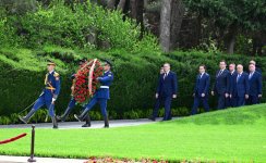 Belarusian PM visits Alley of Honor in Azerbaijan's Baku (PHOTO)