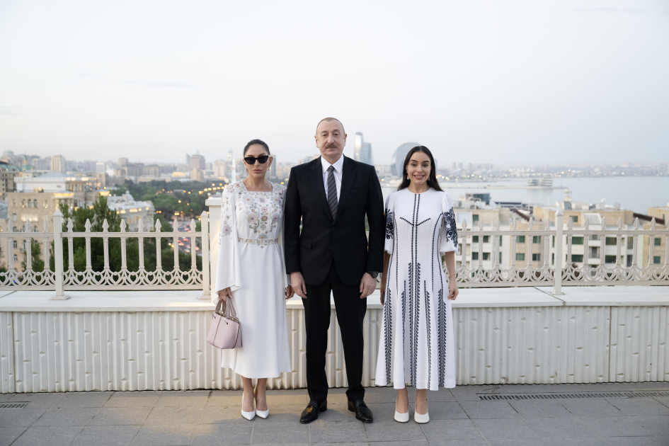 President Ilham Aliyev, First Lady Mehriban Aliyeva, General Secretary To Lam and his spouse Ngo Phuong Ly view exhibition of Vietnamese paintings (PHOTO/VIDEO)