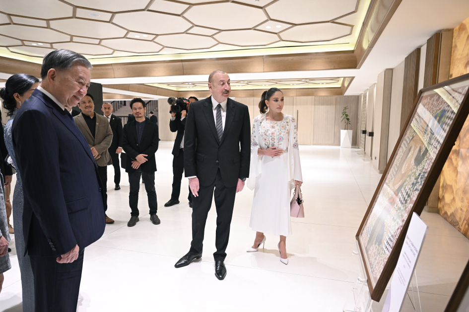 President Ilham Aliyev, First Lady Mehriban Aliyeva, General Secretary To Lam and his spouse Ngo Phuong Ly view exhibition of Vietnamese paintings (PHOTO/VIDEO)
