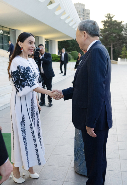 President Ilham Aliyev, First Lady Mehriban Aliyeva, General Secretary To Lam and his spouse Ngo Phuong Ly view exhibition of Vietnamese paintings (PHOTO/VIDEO)