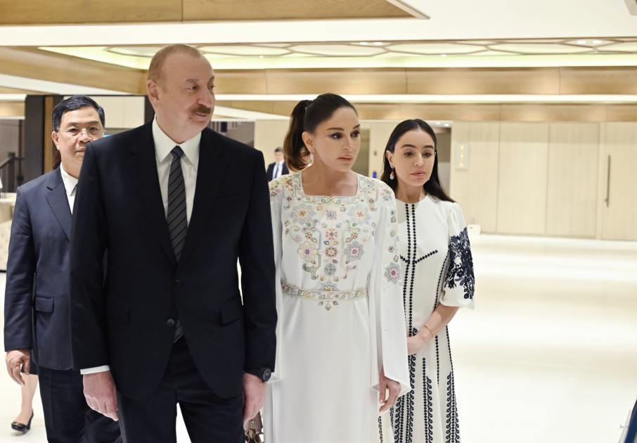 President Ilham Aliyev, First Lady Mehriban Aliyeva, General Secretary To Lam and his spouse Ngo Phuong Ly view exhibition of Vietnamese paintings (PHOTO/VIDEO)