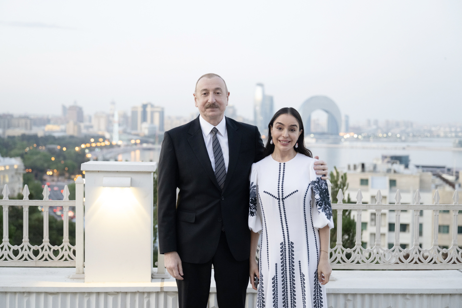 President Ilham Aliyev, First Lady Mehriban Aliyeva, General Secretary To Lam and his spouse Ngo Phuong Ly view exhibition of Vietnamese paintings (PHOTO/VIDEO)