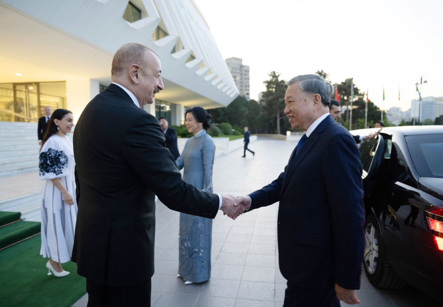 President Ilham Aliyev, First Lady Mehriban Aliyeva, General Secretary To Lam and his spouse Ngo Phuong Ly view exhibition of Vietnamese paintings (PHOTO/VIDEO)