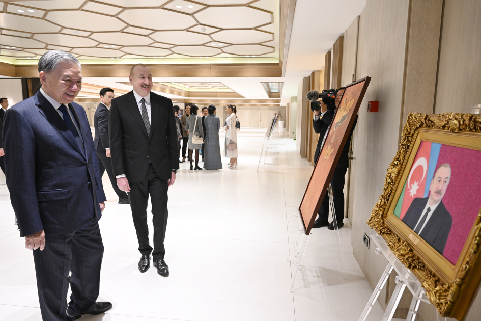 President Ilham Aliyev, First Lady Mehriban Aliyeva, General Secretary To Lam and his spouse Ngo Phuong Ly view exhibition of Vietnamese paintings (PHOTO/VIDEO)