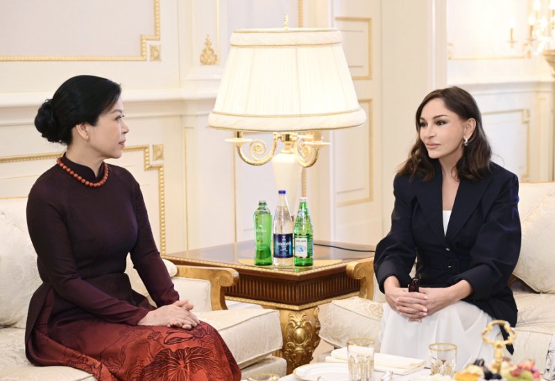 First Lady Mehriban Aliyeva meets spouse of General Secretary of Central Committee of Communist Party of Vietnam (PHOTO)