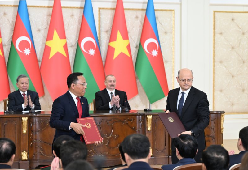 Azerbaijan, Vietnam exchange signed documents (PHOTO)