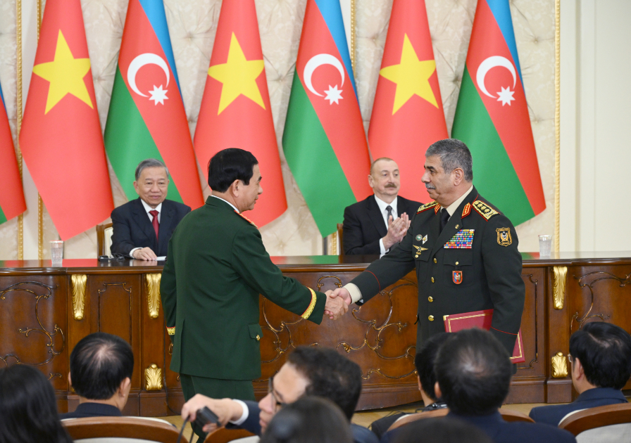 Azerbaijan, Vietnam exchange signed documents (PHOTO/VIDEO)