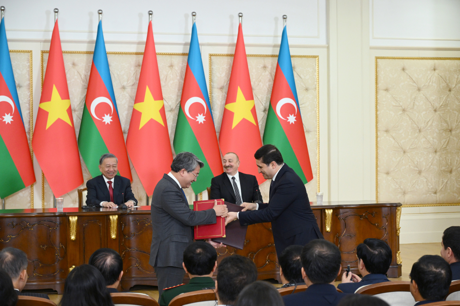 Azerbaijan, Vietnam exchange signed documents (PHOTO/VIDEO)