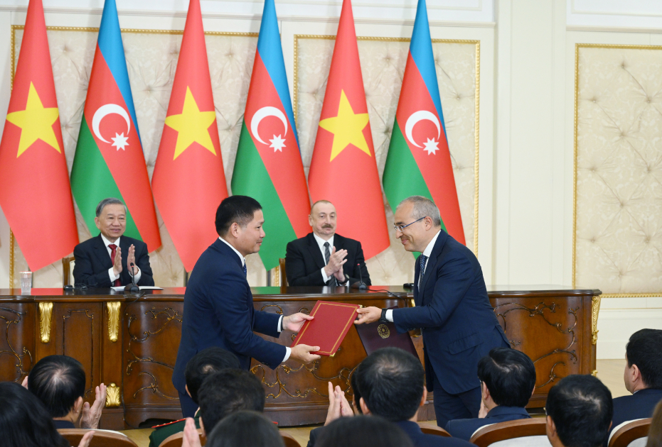 Azerbaijan, Vietnam exchange signed documents (PHOTO/VIDEO)