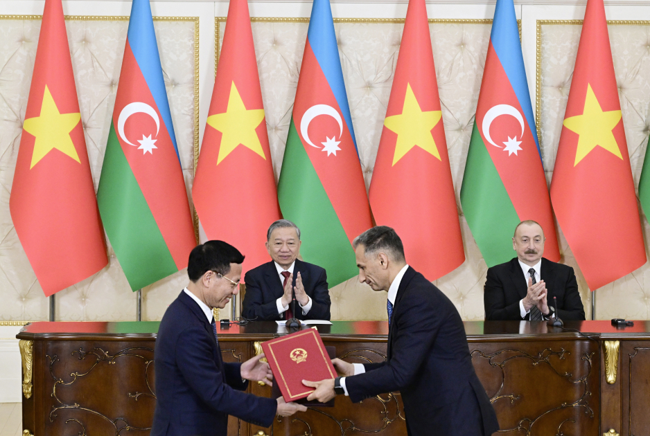 Azerbaijan, Vietnam exchange signed documents (PHOTO/VIDEO)