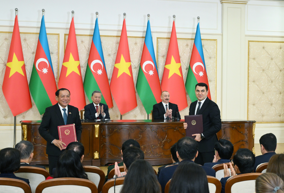 Azerbaijan, Vietnam exchange signed documents (PHOTO/VIDEO)