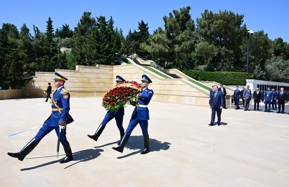General Secretary of Central Committee of Vietnam's Communist Party pays tribute at Alley of Martyrs (PHOTO)