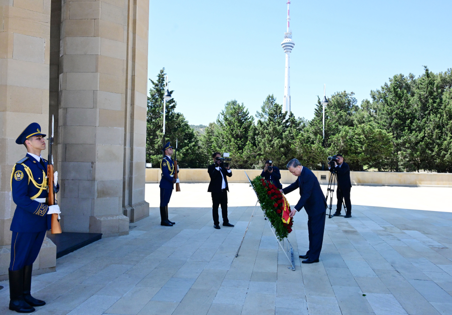 General Secretary of Central Committee of Vietnam's Communist Party pays tribute at Alley of Martyrs (PHOTO)