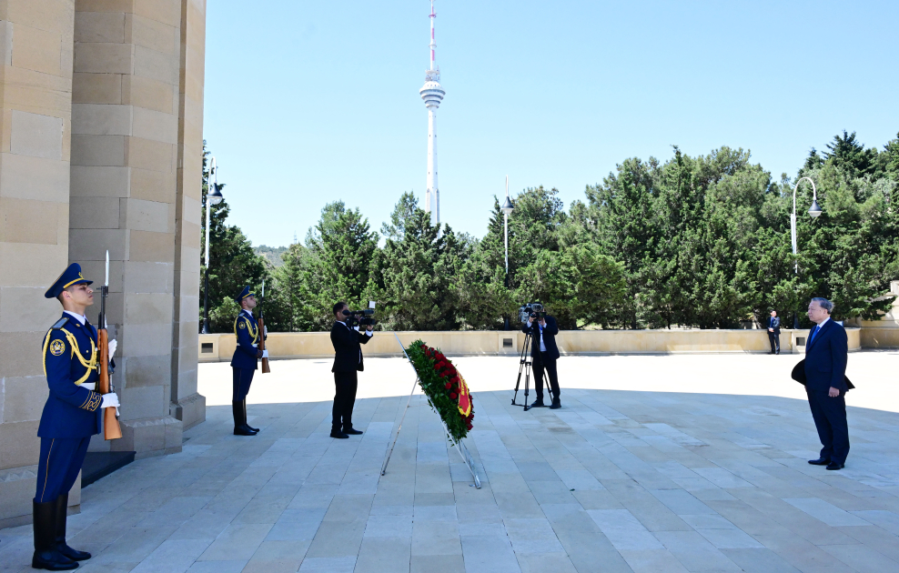 General Secretary of Central Committee of Vietnam's Communist Party pays tribute at Alley of Martyrs (PHOTO)