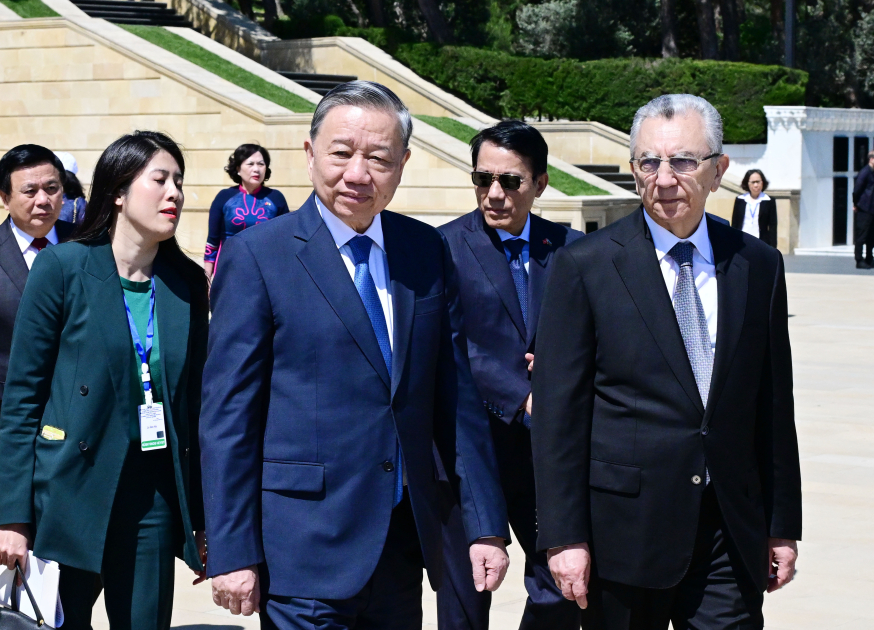 General Secretary of Central Committee of Vietnam's Communist Party pays tribute at Alley of Martyrs (PHOTO)