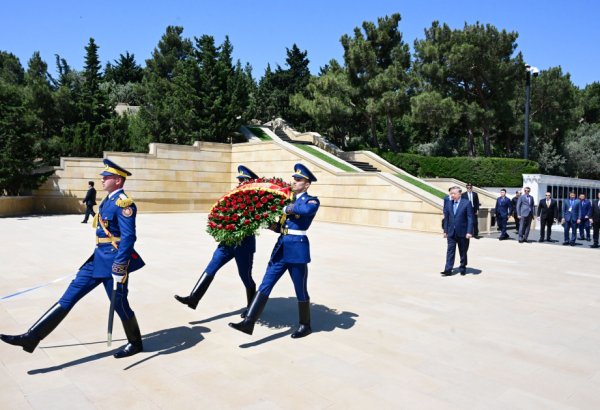 General Secretary of Central Committee of Vietnam's Communist Party pays tribute at Alley of Martyrs (PHOTO)
