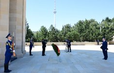 General Secretary of Central Committee of Vietnam's Communist Party pays tribute at Alley of Martyrs (PHOTO)