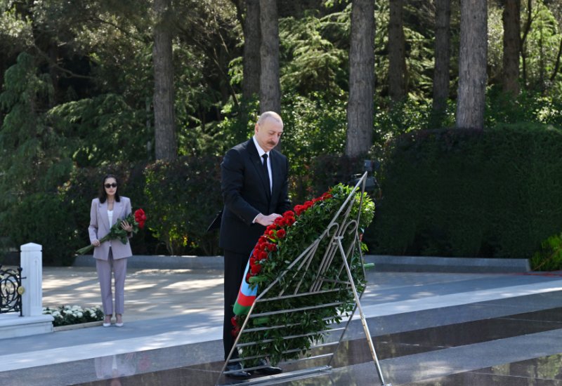 President Ilham Aliyev, First Lady Mehriban Aliyeva visit tomb of National Leader Heydar Aliyev (PHOTO)