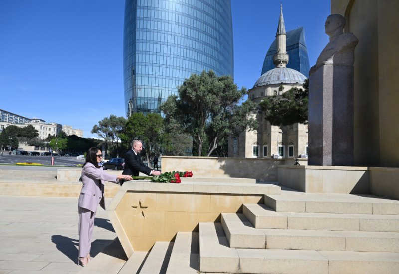 President Ilham Aliyev, First Lady Mehriban Aliyeva pay tribute to Azerbaijanis who died for Victory over fascism (PHOTO)