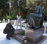 President Ilham Aliyev, First Lady Mehriban Aliyeva visit tomb of National Leader Heydar Aliyev (PHOTO/VIDEO)