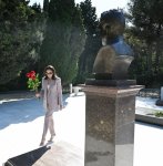 President Ilham Aliyev, First Lady Mehriban Aliyeva visit tomb of National Leader Heydar Aliyev (PHOTO/VIDEO)